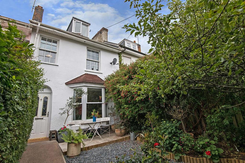 Lot: 143 - THREE STOREY THREE-BEDROOM TOWN HOUSE - Front of the property with garden